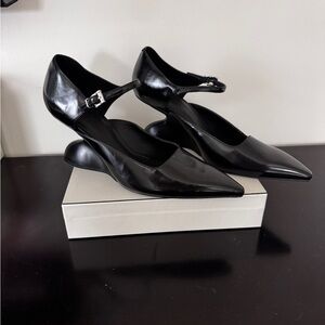 NEW Charles & Keith Zania Sculptural D’Orsay wedges. Size 39/8.5